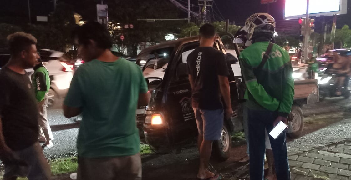 Doc. Warga dan pengendara ojek online berkumpul di lokasi kecelakaan di persimpangan Nakula, Sunset Road, Bali. Lalu lintas di sekitar lokasi tampak padat akibat insiden ini. (Bali, 13/3/2025 - Foto Dokumentasi: Arfin Kambaru).