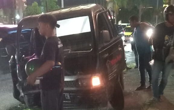 Doc. Sebuah mobil pikap mengalami kerusakan parah pada bagian depan setelah terlibat kecelakaan di Jalan Sunset Road, Bali. Sejumlah warga terlihat berada di sekitar lokasi kejadian untuk membantu. (Bali, 13/3/2025 - Foto Dokumentasi: Arfin Kambaru).