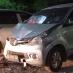 Doc. Sebuah mobil Toyota Avanza dengan nomor polisi DK 1750 AAS terlihat mengalami kerusakan di bagian depan kanan setelah kecelakaan di Jalan Sunset Road, Bali. (Bali, 13/3/2025 - Foto Dokumentasi: Arfin Kambaru).