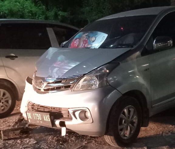 Doc. Sebuah mobil Toyota Avanza dengan nomor polisi DK 1750 AAS terlihat mengalami kerusakan di bagian depan kanan setelah kecelakaan di Jalan Sunset Road, Bali. (Bali, 13/3/2025 - Foto Dokumentasi: Arfin Kambaru).