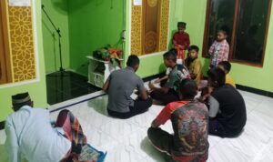 Doc. Sejumlah personel Satgas TMMD ke-123 Kodim 0605/Subang bersama warga setempat melaksanakan kegiatan tadarusan di Mushola Miftahul Hasanah, Dusun Muara Baru, Desa Cilamaya Girang, pada Minggu (16/3/2025). Kegiatan ini dilakukan sebagai bagian dari upaya mempererat kebersamaan antara TNI dan masyarakat sekaligus meningkatkan nilai-nilai keagamaan di bulan suci Ramadhan. (Foto Dokumentasi: Benny Rusli).