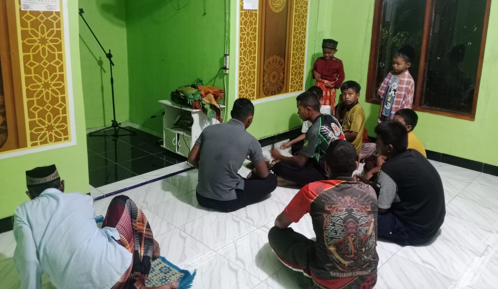 Doc. Sejumlah personel Satgas TMMD ke-123 Kodim 0605/Subang bersama warga setempat melaksanakan kegiatan tadarusan di Mushola Miftahul Hasanah, Dusun Muara Baru, Desa Cilamaya Girang, pada Minggu (16/3/2025). Kegiatan ini dilakukan sebagai bagian dari upaya mempererat kebersamaan antara TNI dan masyarakat sekaligus meningkatkan nilai-nilai keagamaan di bulan suci Ramadhan. (Foto Dokumentasi: Benny Rusli).