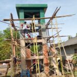 Doc. Sejumlah pekerja tengah menyelesaikan pembangunan tower air dalam program TNI Manunggal Membangun Desa (TMMD) ke-123 di Desa Cilamaya Girang, Subang. Proyek ini bertujuan untuk menyediakan akses air bersih bagi warga setempat, yang sebelumnya mengalami kesulitan mendapatkan pasokan air, terutama saat musim kemarau. (Foto Dokumentasi: Benny Rusli).
