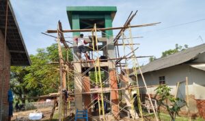 Doc. Sejumlah pekerja tengah menyelesaikan pembangunan tower air dalam program TNI Manunggal Membangun Desa (TMMD) ke-123 di Desa Cilamaya Girang, Subang. Proyek ini bertujuan untuk menyediakan akses air bersih bagi warga setempat, yang sebelumnya mengalami kesulitan mendapatkan pasokan air, terutama saat musim kemarau. (Foto Dokumentasi: Benny Rusli).