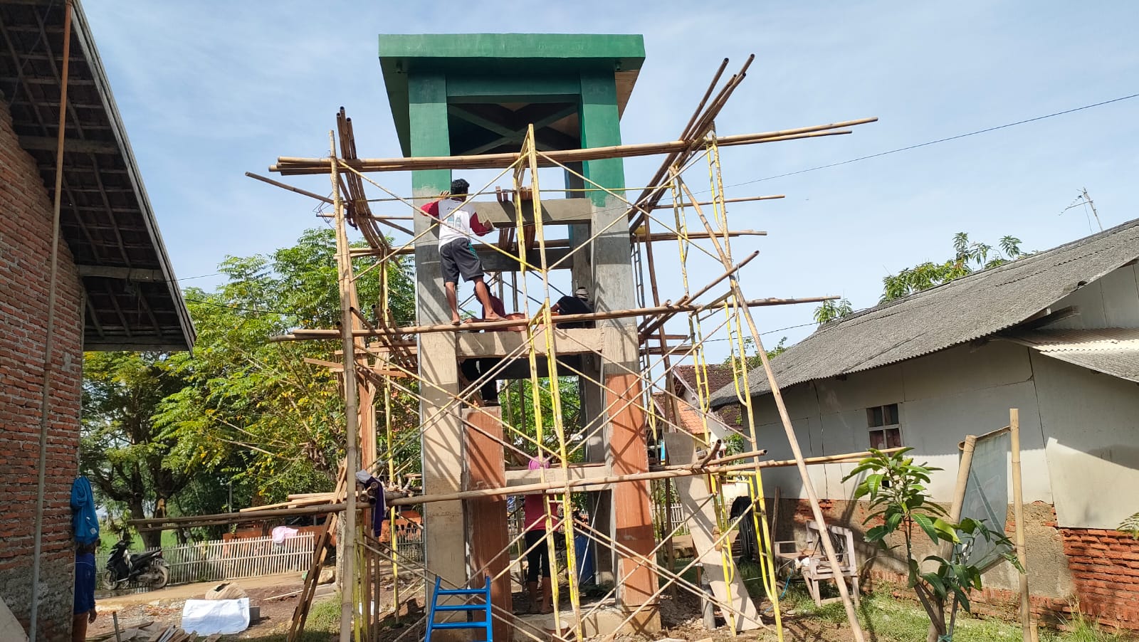 Doc. Sejumlah pekerja tengah menyelesaikan pembangunan tower air dalam program TNI Manunggal Membangun Desa (TMMD) ke-123 di Desa Cilamaya Girang, Subang. Proyek ini bertujuan untuk menyediakan akses air bersih bagi warga setempat, yang sebelumnya mengalami kesulitan mendapatkan pasokan air, terutama saat musim kemarau. (Foto Dokumentasi: Benny Rusli).