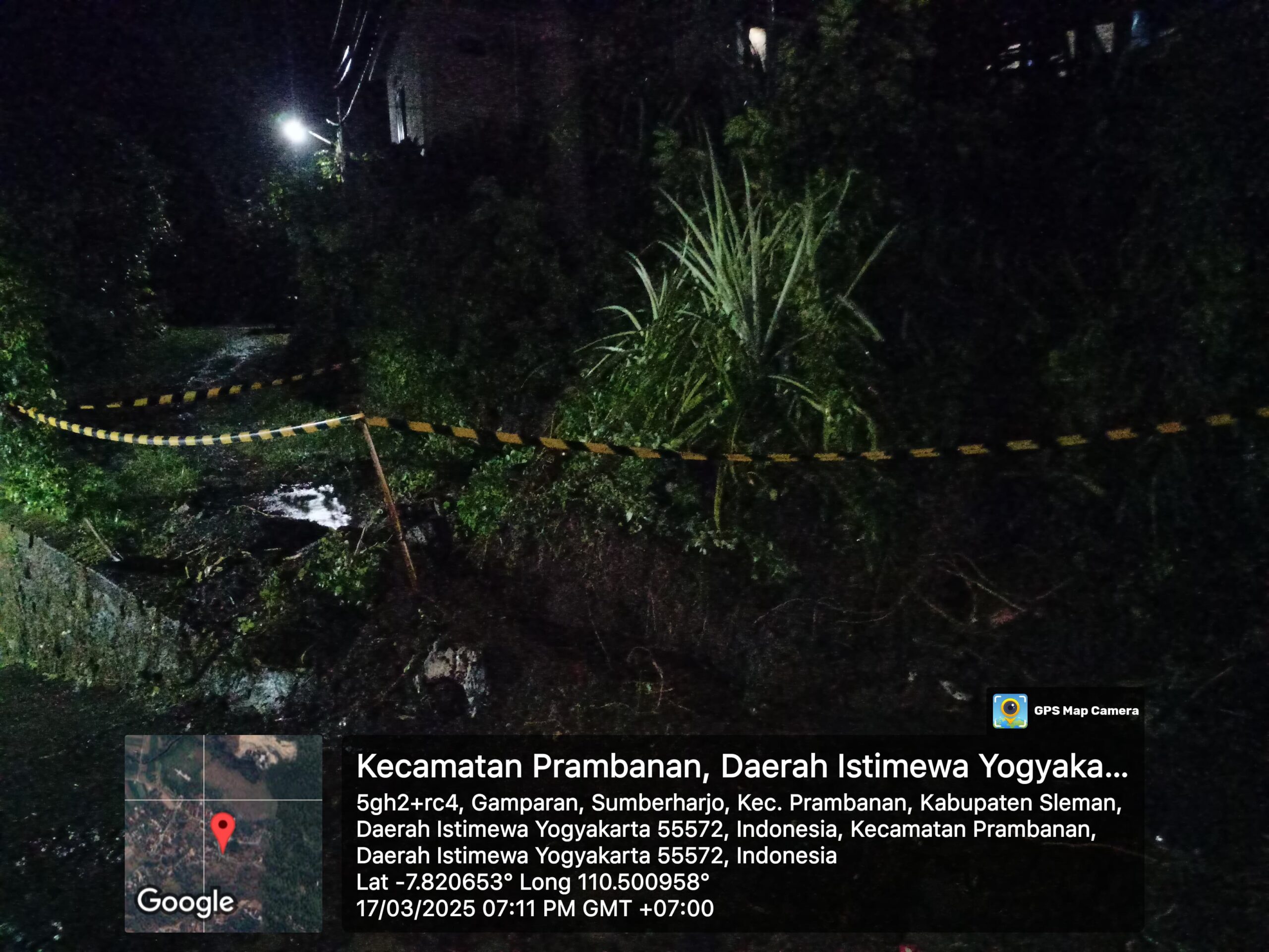 Doc. Kondisi longsor di Padukuhan Gamparan, Sumberharjo, Prambanan, Sleman pada malam hari. Longsor menutup akses jalan dan aliran parit, sementara area terdampak telah diberi tanda pita peringatan. (Padukuhan Gamparan, Sumberharjo, Prambanan, Sleman, 18/3/2025 - Sumber Foto Dokumentasi: Filemon).