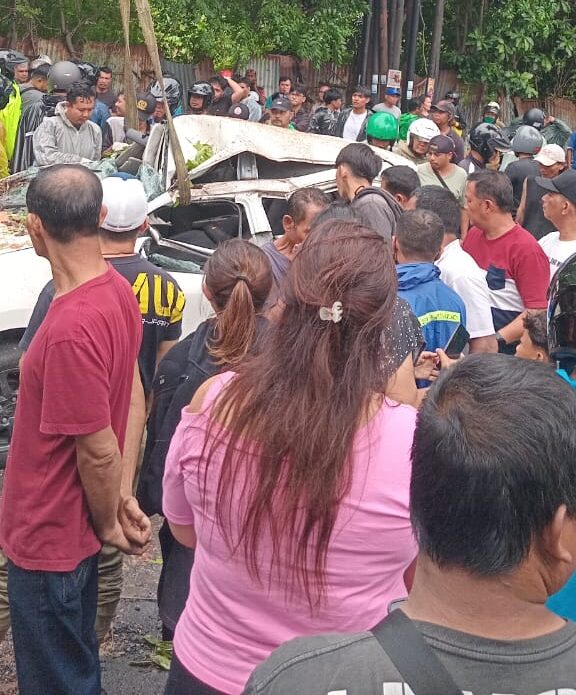 Doc. Puluhan warga dan petugas tampak berkumpul di lokasi kejadian setelah sebuah pohon besar tumbang menimpa mobil berwarna putih di Jalan Raya Kuta, Bali. Evakuasi korban dilakukan oleh tim gabungan yang terdiri dari petugas kebersihan, kepolisian, dan relawan. (Bali, 22/3/2025 – Foto Dokumentasi: Umbu Arfin).