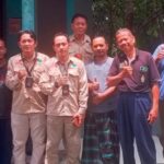 Doc. Sejumlah perwakilan dari GJL GAMAT-RI, warga Pocung, dan pihak terkait berfoto bersama setelah melakukan pertemuan di Pos RT 02 RW 02, Kelurahan Bambankerep, Ngaliyan, Kota Semarang. Pertemuan ini membahas tuntutan warga terkait dampak penggerukan yang dilakukan oleh PT. Petropack Agro Industries. (Foto Dokumentasi: SKD).