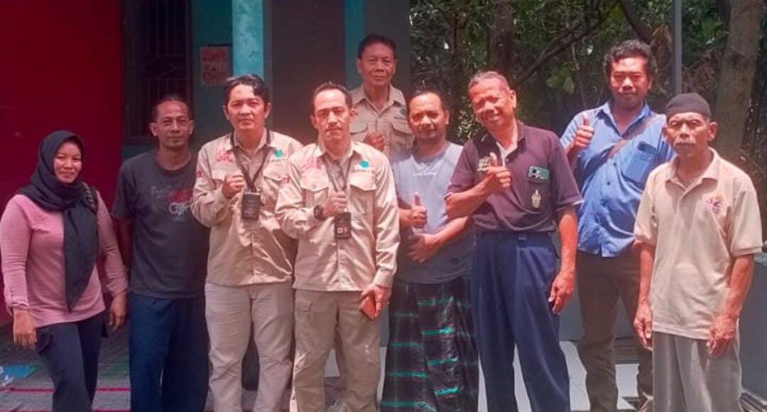 Doc. Sejumlah perwakilan dari GJL GAMAT-RI, warga Pocung, dan pihak terkait berfoto bersama setelah melakukan pertemuan di Pos RT 02 RW 02, Kelurahan Bambankerep, Ngaliyan, Kota Semarang. Pertemuan ini membahas tuntutan warga terkait dampak penggerukan yang dilakukan oleh PT. Petropack Agro Industries. (Foto Dokumentasi: SKD).