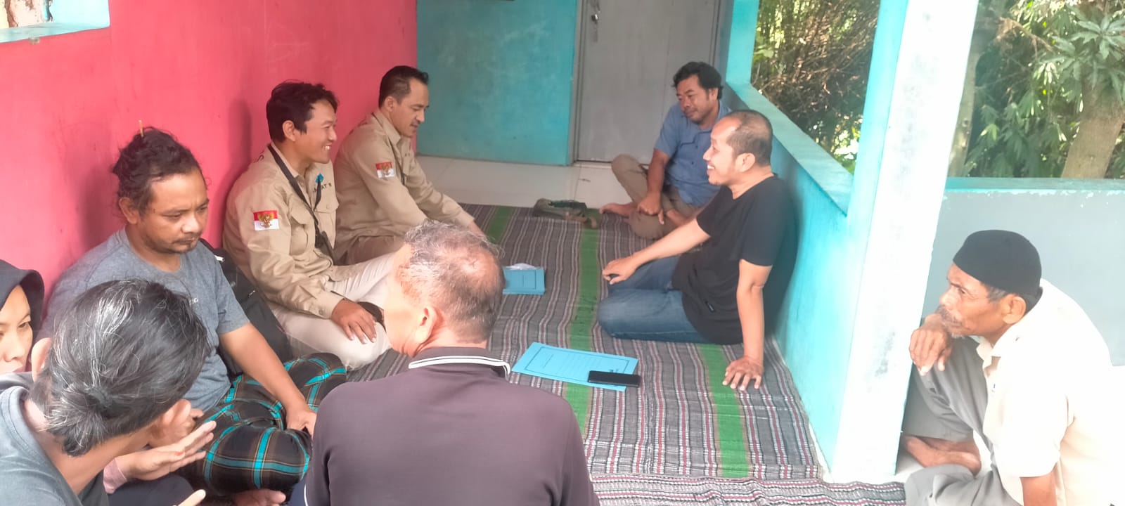 Doc. Suasana pertemuan antara perwakilan GJL GAMAT-RI dan warga Pocung di Pos RT 02 RW 02, Kelurahan Bambankerep, Ngaliyan, Kota Semarang. Diskusi berlangsung dalam suasana santai dan serius, membahas solusi terbaik untuk penyelesaian permasalahan tanah longsor yang terjadi akibat aktivitas penggerukan perusahaan. (Foto Dokumentasi: SKD).