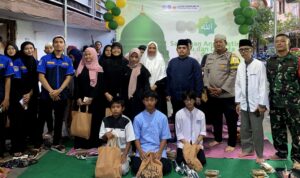 Doc. Momen foto bersama usai acara buka puasa dan santunan yatim piatu serta duafa yang digelar oleh Karang Taruna RW 03 Kebon Kelapa, Gambir, Jakarta Pusat, dengan tokoh masyarakat dan aparat setempat. (23/3/2025 – Foto Dokumentasi: Maulana Syarif).