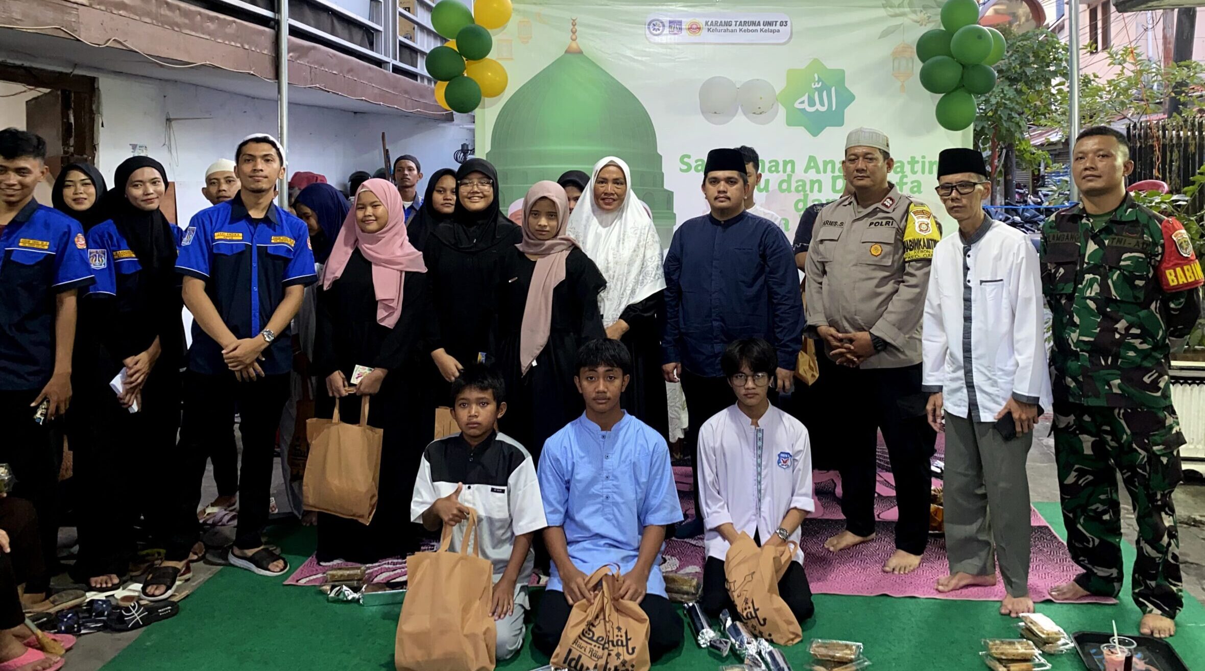 Doc. Momen foto bersama usai acara buka puasa dan santunan yatim piatu serta duafa yang digelar oleh Karang Taruna RW 03 Kebon Kelapa, Gambir, Jakarta Pusat, dengan tokoh masyarakat dan aparat setempat. (23/3/2025 – Foto Dokumentasi: Maulana Syarif).