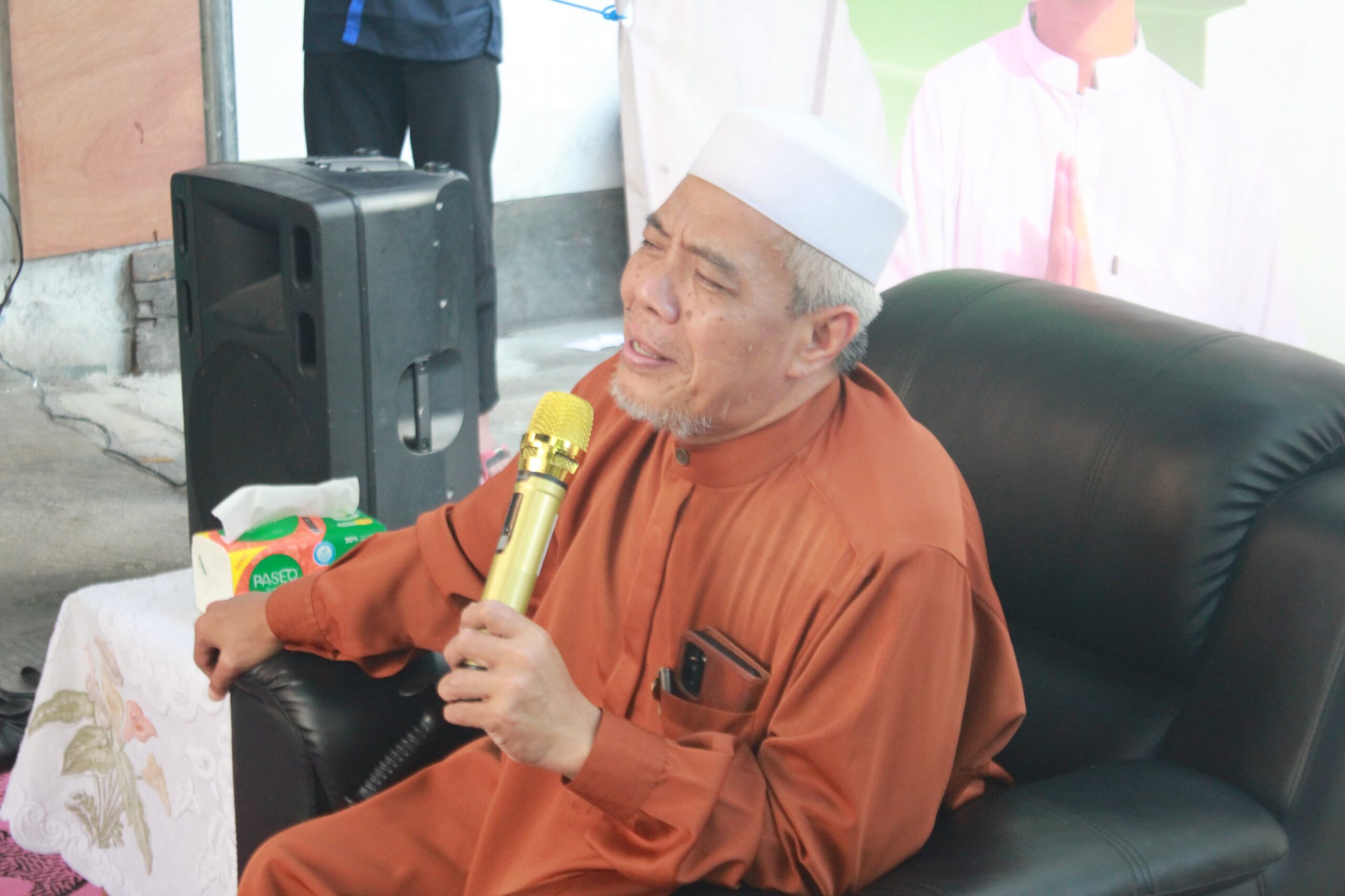 Doc. KH Zainuddin Ali Al Ghozali sedang menyampaikan ceramah keagamaan dalam acara buka puasa bersama dan santunan yatim piatu serta duafa yang diselenggarakan oleh Karang Taruna RW 03 Kelurahan Kebon Kelapa, Gambir, Jakarta Pusat. 23/3/2025 – Foto Dokumentasi: Maulana Syarif).