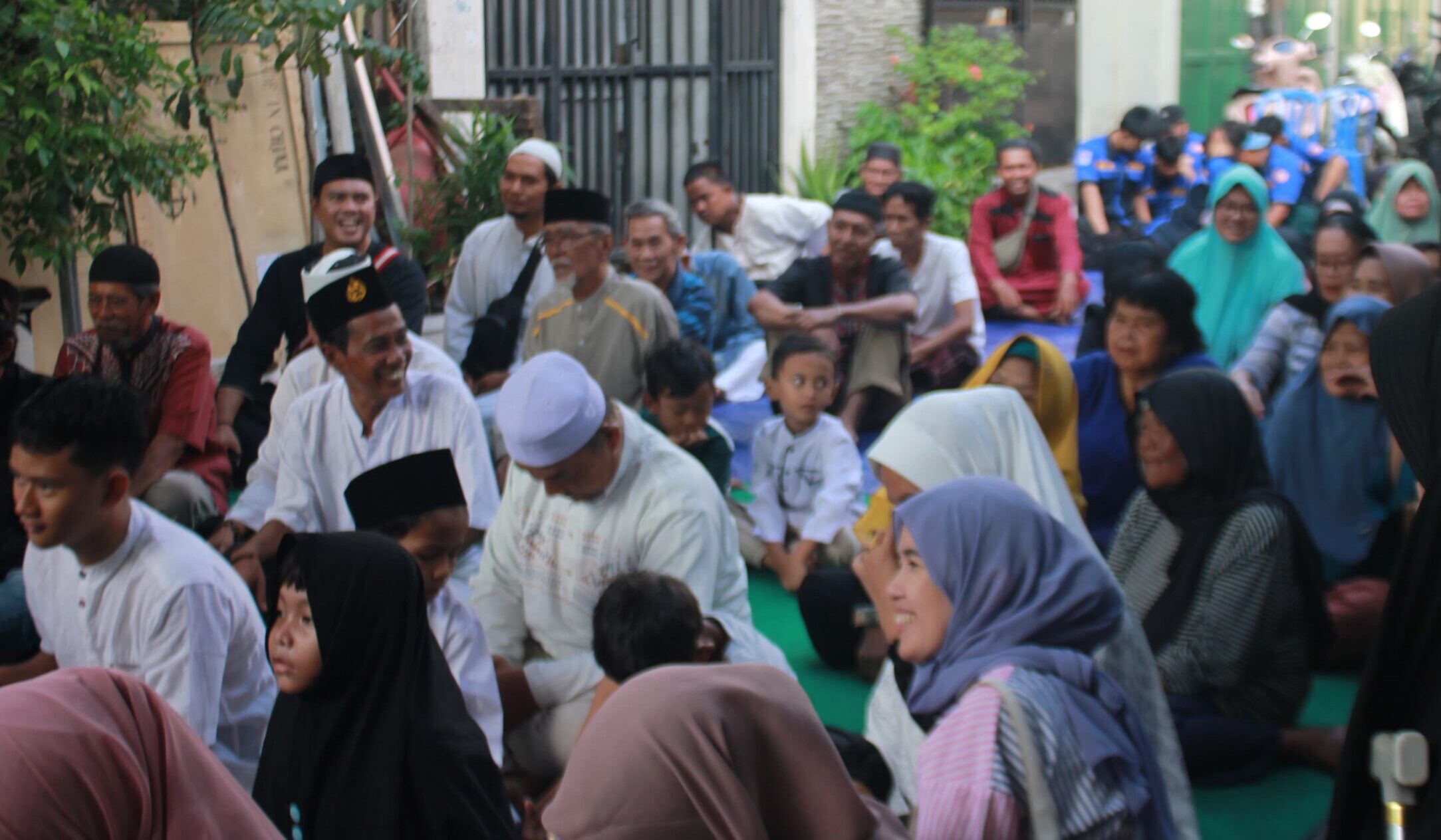Doc. Suasana kebersamaan dalam acara buka puasa bersama dan santunan yatim piatu serta duafa yang dihadiri oleh masyarakat setempat. Warga dari berbagai usia tampak antusias mengikuti kegiatan, mendengarkan tausiah, dan bersiap untuk berbuka puasa bersama. Terlihat pula anggota Karang Taruna yang turut serta dalam kegiatan sosial ini. 23/3/2025 – Foto Dokumentasi: Maulana Syarif).
