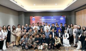 Doc. Para peserta dan pemateri berfoto bersama dalam Seminar Perpajakan yang diselenggarakan oleh Ikatan Wajib Pajak Indonesia (IWPI) bekerja sama dengan Perkumpulan Profesi Pengacara dan Praktisi Pajak Indonesia (P5I). Acara ini dihadiri oleh berbagai praktisi hukum, pengacara pajak, akademisi, serta pelaku usaha yang memiliki perhatian terhadap sistem perpajakan di Indonesia. (Foto Dokumentasi: Eko Wahyu).