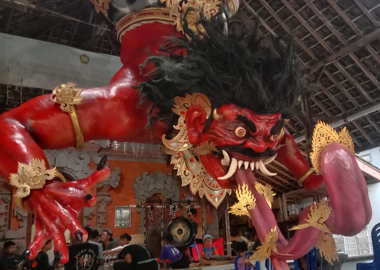 Doc. Ogoh-Ogoh "KALA SUNGSANG" karya STT Werdhi Guna, Banjar Sala, Desa Aan, dengan ekspresi kuat dan penuh karakter, dilengkapi ornamen emas yang memperindah tampilannya. (Bali, 25/3/2025 - Foto Dokumentasi: Witanto).