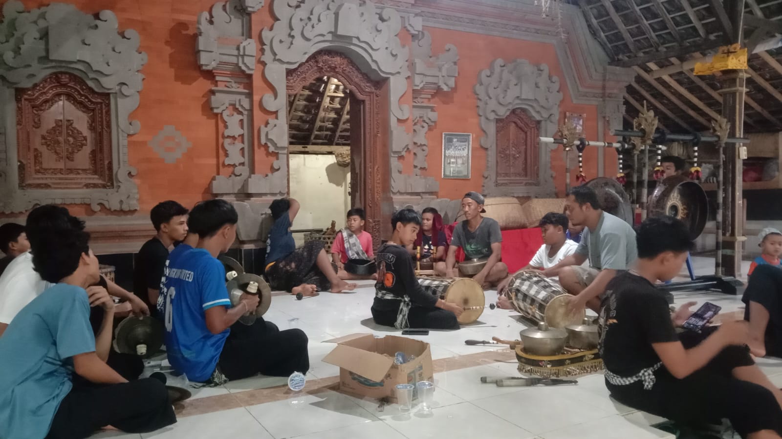 Doc. Para pemuda dan anak-anak dari STT Werdhi Guna berlatih gamelan di Balai Banjar Sala, Desa Aan. (Bali, 25/3/2025 - Foto Dokumentasi: Witanto).