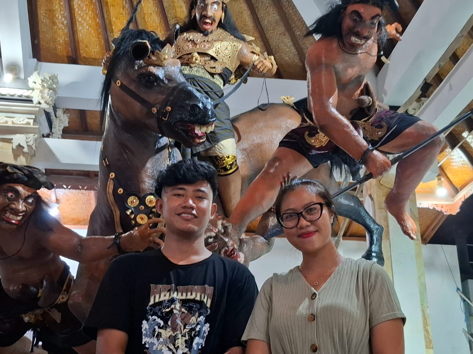 Doc. Dua pemuda Banjar Kelod berfoto di depan Ogoh-ogoh bertema "Paksa Bhairawa" yang siap diarak dalam perayaan menyambut Hari Suci Nyepi. (Bali, 26/3/2025 – Foto Dokumentasi: Witanto).
