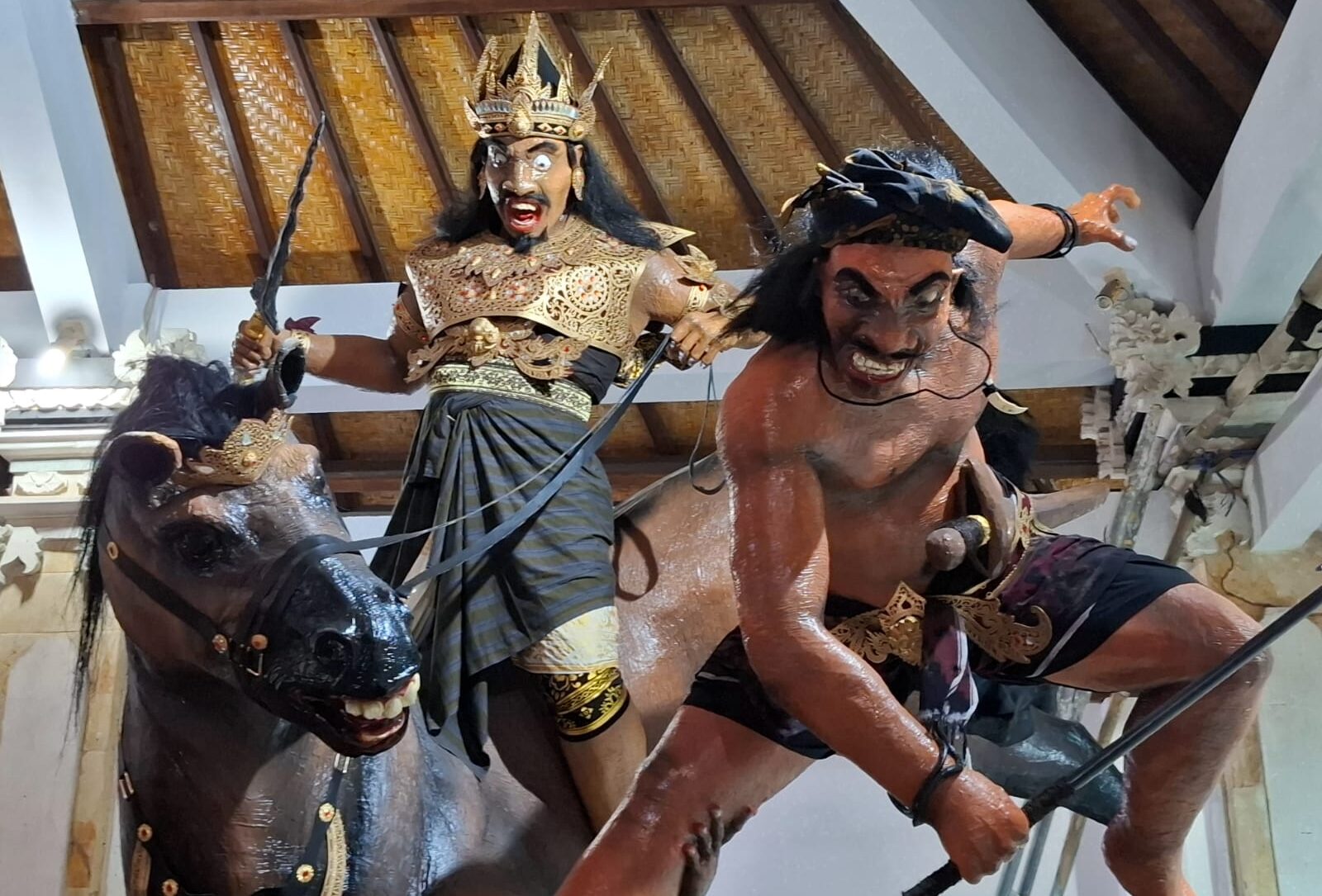 Doc. Ogoh-ogoh "Paksa Bhairawa" menampilkan figur raksasa berkuda dengan ekspresi garang, menggambarkan simbol pertempuran antara kekuatan adharma dan upaya penyucian spiritual. Setiap detail dibuat dengan penuh ketelitian, mencerminkan keahlian dan kreativitas pemuda Banjar Kelod. (Bali, 26/3/2025 – Foto Dokumentasi: Witanto).