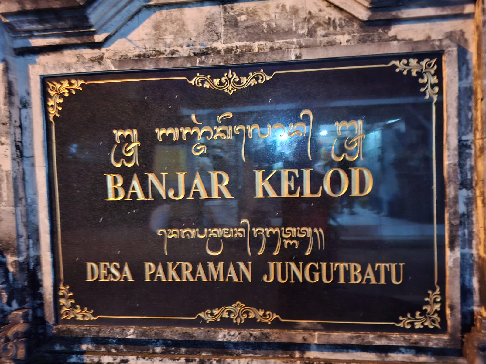 Doc. Papan nama Banjar Kelod di Desa Pakraman Jungutbatu, yang menjadi lokasi persiapan pembuatan Ogoh-ogoh. Tradisi ini menjadi bagian penting dalam kehidupan sosial dan spiritual masyarakat setempat. (Bali, 26/3/2025 – Foto Dokumentasi: Witanto).