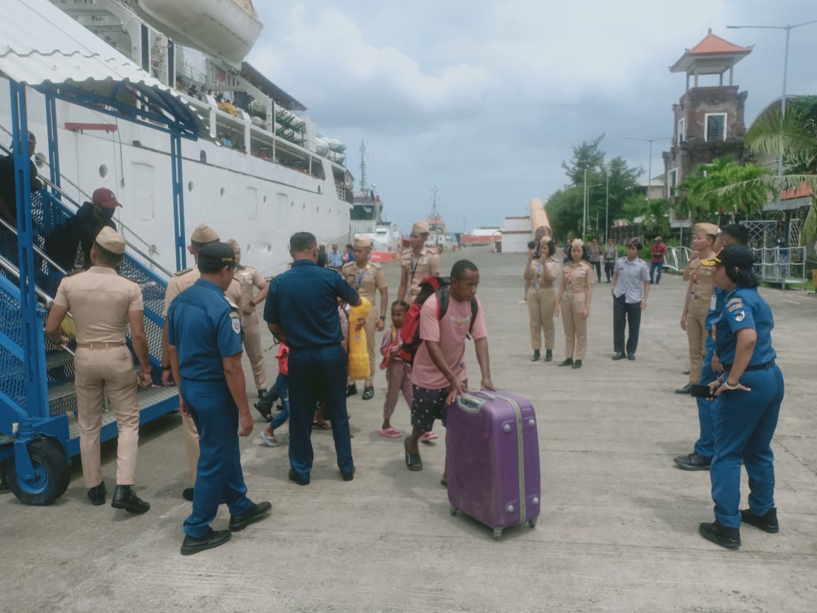 Doc. Sejumlah pemudik turun dari kapal dengan membawa barang bawaan di Pelabuhan Benoa, Denpasar, Bali. Petugas gabungan dari otoritas pelabuhan dan instansi terkait tampak berjaga untuk memastikan kelancaran proses embarkasi dan debarkasi. (Denpasar, Bali, 26/3/2025 – Foto Dokumentasi: Witanto).