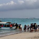 Doc. Sejumlah penumpang tengah menaiki perahu penyeberangan di Pantai Jungut Batu, Bali, pada 27 Maret 2025. Aktivitas di pelabuhan terlihat stabil menjelang Hari Raya Nyepi, dengan arus mudik yang tetap terkendali. Cuaca cerah dan kondisi laut yang tenang mendukung kelancaran perjalanan menuju Kusamba. (Foto Dokumentasi: Witanto).