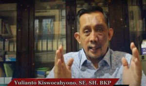 Doc. Yulianto Kiswocahyono, SE., SH., BKP, saat memberikan kuliah tentang hukum perpajakan. Dalam pemaparannya, ia menyoroti pentingnya kepatuhan pajak sebagai pilar pembangunan negara serta mengajak masyarakat untuk menyampaikan kritik terhadap kebijakan perpajakan melalui jalur hukum yang konstitusional. (Foto Dokumentasi: Eko Wahyu).