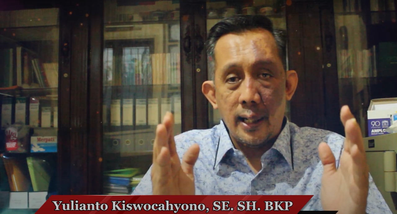 Doc. Yulianto Kiswocahyono, SE., SH., BKP, saat memberikan kuliah tentang hukum perpajakan. Dalam pemaparannya, ia menyoroti pentingnya kepatuhan pajak sebagai pilar pembangunan negara serta mengajak masyarakat untuk menyampaikan kritik terhadap kebijakan perpajakan melalui jalur hukum yang konstitusional. (Foto Dokumentasi: Eko Wahyu).
