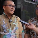 Doc. Dr. Alessandro Rey bersama Ketua Umum Ikatan Wajib Pajak Indonesia (IWPI) memberikan keterangan pers di depan sebuah gedung pemerintahan. (Foto Dokumentasi: Eko Wahyu).