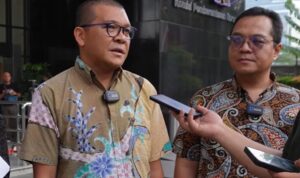 Doc. Dr. Alessandro Rey bersama Ketua Umum Ikatan Wajib Pajak Indonesia (IWPI) memberikan keterangan pers di depan sebuah gedung pemerintahan. (Foto Dokumentasi: Eko Wahyu).