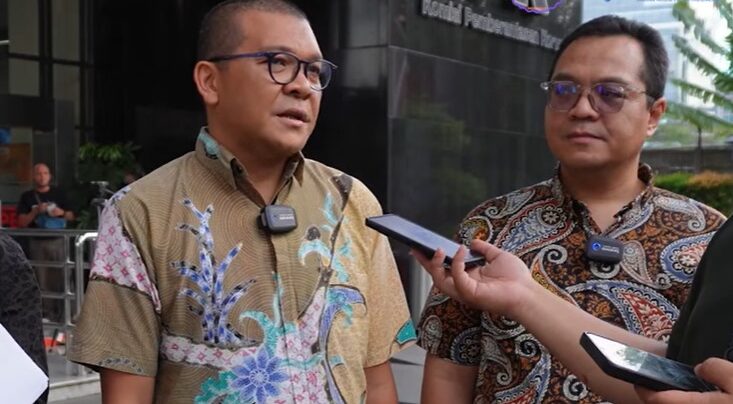 Doc. Dr. Alessandro Rey bersama Ketua Umum Ikatan Wajib Pajak Indonesia (IWPI) memberikan keterangan pers di depan sebuah gedung pemerintahan. (Foto Dokumentasi: Eko Wahyu).