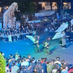 Doc. Pemandangan keseluruhan parade ogoh-ogoh yang berlangsung meriah di Padang Sambian. Kerumunan masyarakat tampak memenuhi area sekitar, menyaksikan iring-iringan ogoh-ogoh dan pertunjukan seni yang menghiasi malam sebelum Hari Raya Nyepi. (Bali, 28/3/2025 - Foto Dokumentasi: Witanto).