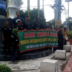 Doc. Sejumlah anggota organisasi masyarakat (ormas) di Bantul menggelar aksi damai mendukung pengesahan Revisi Undang-Undang (UU) Nomor 34 Tahun 2004 tentang Tentara Nasional Indonesia (TNI) di kawasan S4 Klodran, Bantul, pada Jumat, 28 Maret 2025. Para peserta aksi membentangkan spanduk bertuliskan dukungan terhadap revisi UU TNI dengan slogan “Bersama Rakyat TNI Kuat,” serta menyampaikan orasi menggunakan megafon. Aksi berlangsung tertib dan kondusif. (Foto Dokumentasi: Filemon Gunawan).