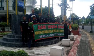 Doc. Sejumlah anggota organisasi masyarakat (ormas) di Bantul menggelar aksi damai mendukung pengesahan Revisi Undang-Undang (UU) Nomor 34 Tahun 2004 tentang Tentara Nasional Indonesia (TNI) di kawasan S4 Klodran, Bantul, pada Jumat, 28 Maret 2025. Para peserta aksi membentangkan spanduk bertuliskan dukungan terhadap revisi UU TNI dengan slogan “Bersama Rakyat TNI Kuat,” serta menyampaikan orasi menggunakan megafon. Aksi berlangsung tertib dan kondusif. (Foto Dokumentasi: Filemon Gunawan).