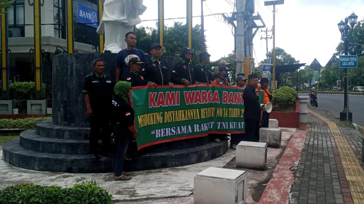 Doc. Sejumlah anggota organisasi masyarakat (ormas) di Bantul menggelar aksi damai mendukung pengesahan Revisi Undang-Undang (UU) Nomor 34 Tahun 2004 tentang Tentara Nasional Indonesia (TNI) di kawasan S4 Klodran, Bantul, pada Jumat, 28 Maret 2025. Para peserta aksi membentangkan spanduk bertuliskan dukungan terhadap revisi UU TNI dengan slogan “Bersama Rakyat TNI Kuat,” serta menyampaikan orasi menggunakan megafon. Aksi berlangsung tertib dan kondusif. (Foto Dokumentasi: Filemon Gunawan).