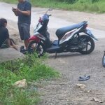 Doc. Seorang pengemudi sepeda motor yang mengalami kecelakaan tunggal di Jalan Raya Cihanjaro, Kecamatan Karangkancana, Kabupaten Kuningan, sedang mendapatkan pertolongan dari warga sekitar. Pengemudi mengalami luka ringan setelah terperosok ke dalam lubang besar di tengah jalan. (Kuningan, 30/3/2025 – Foto Dokumentasi: Muh. Ismail).