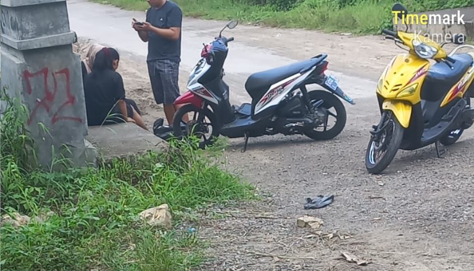 Doc. Seorang pengemudi sepeda motor yang mengalami kecelakaan tunggal di Jalan Raya Cihanjaro, Kecamatan Karangkancana, Kabupaten Kuningan, sedang mendapatkan pertolongan dari warga sekitar. Pengemudi mengalami luka ringan setelah terperosok ke dalam lubang besar di tengah jalan. (Kuningan, 30/3/2025 – Foto Dokumentasi: Muh. Ismail).