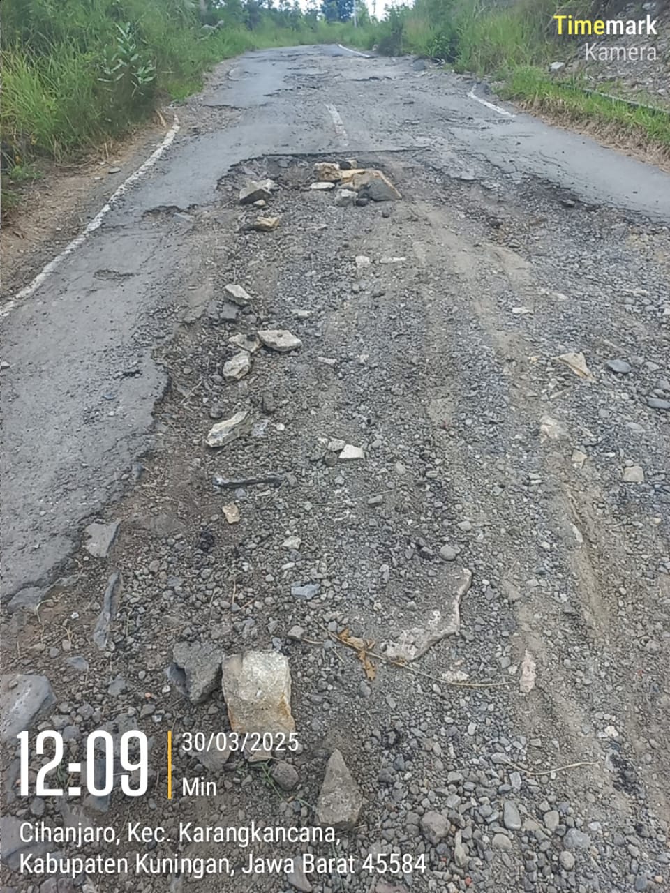 Doc. Kondisi Jalan Raya Cihanjaro di Kecamatan Karangkancana tampak rusak parah dengan lubang besar yang menghambat lalu lintas. Kerusakan ini telah lama dikeluhkan oleh warga dan pengguna jalan karena rawan menyebabkan kecelakaan. (Kuningan, 30/3/2025 – Foto Dokumentasi: Muh. Ismail).