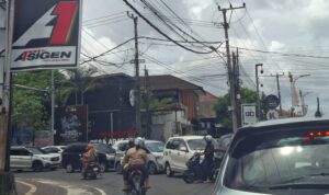 Doc. Situasi lalu lintas di salah satu ruas jalan di Denpasar Timur yang mengalami kemacetan menjelang perayaan Idul Fitri, Minggu (30/3/2025). Kepadatan kendaraan terlihat di persimpangan dengan pengendara motor dan mobil yang berusaha melintas di tengah arus yang padat. Pihak kepolisian diharapkan dapat mengurai kemacetan untuk menjaga kelancaran lalu lintas dan kenyamanan pengguna jalan. (Foto Dokumentasi: Witanto).