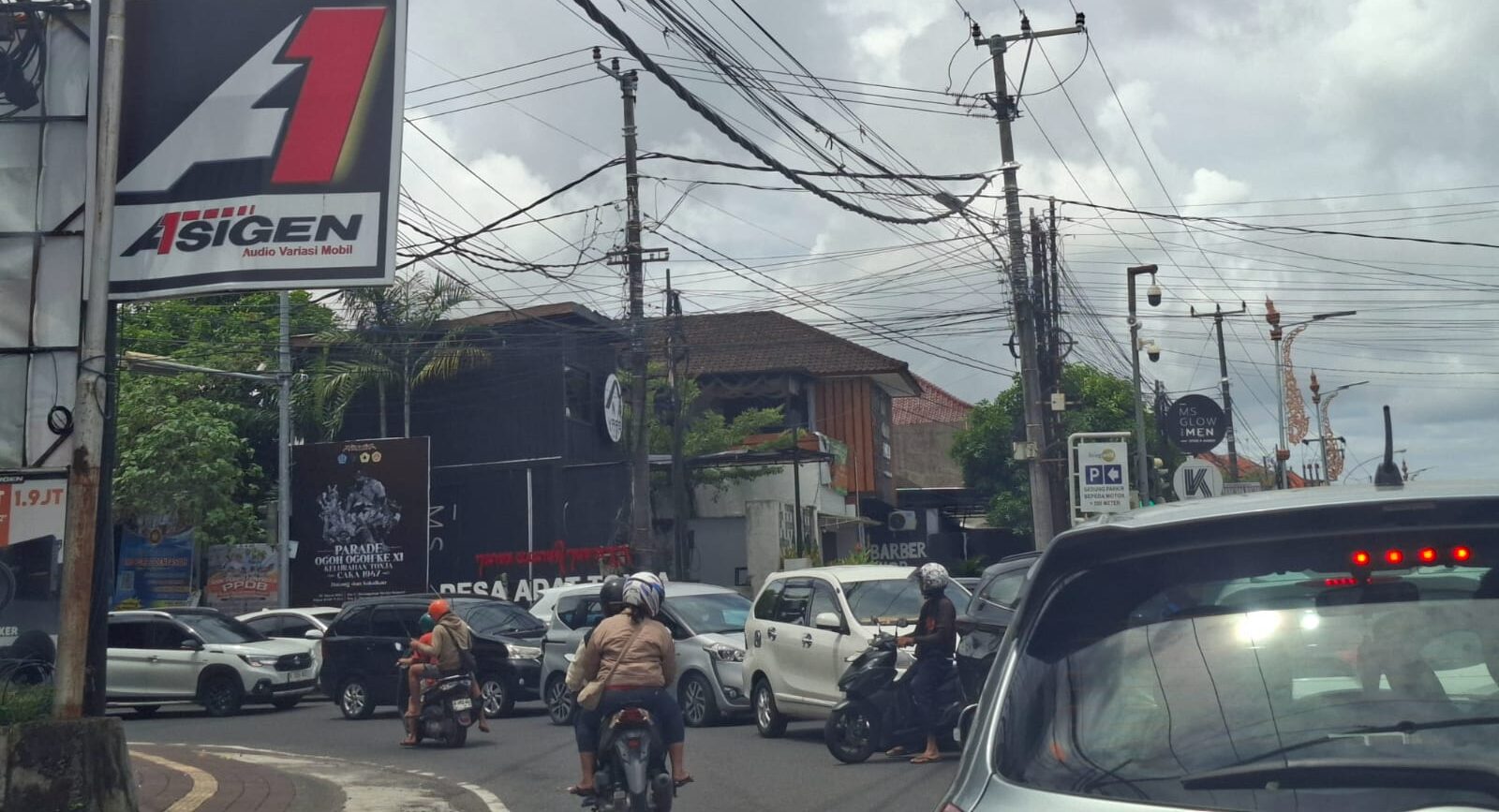 Doc. Situasi lalu lintas di salah satu ruas jalan di Denpasar Timur yang mengalami kemacetan menjelang perayaan Idul Fitri, Minggu (30/3/2025). Kepadatan kendaraan terlihat di persimpangan dengan pengendara motor dan mobil yang berusaha melintas di tengah arus yang padat. Pihak kepolisian diharapkan dapat mengurai kemacetan untuk menjaga kelancaran lalu lintas dan kenyamanan pengguna jalan. (Foto Dokumentasi: Witanto).