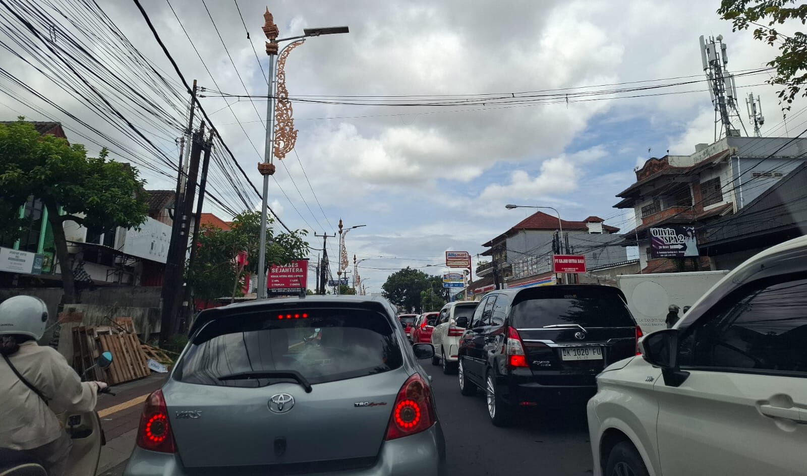 Doc. Tampak dari belakang kendaraan, arus lalu lintas di kawasan Denpasar Timur mengalami kepadatan signifikan menjelang Idul Fitri, Minggu (30/3/2025). Sejumlah pengendara motor dan mobil harus mengantre dalam kemacetan, mencerminkan meningkatnya mobilitas masyarakat untuk berbelanja dan mempersiapkan perayaan Lebaran. (Foto Dokumentasi: Witanto).