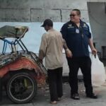 Doc. Usai menyerahkan bantuan makanan, Ketua Umum FERADI WPI Donny Andretti tampak berbincang hangat dengan warga yang menerima bantuan, menunjukkan kedekatan dan kepedulian dalam aksi sosial. (Foto Dokumentasi: FERADI WPI Official).