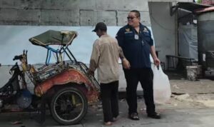Doc. Usai menyerahkan bantuan makanan, Ketua Umum FERADI WPI Donny Andretti tampak berbincang hangat dengan warga yang menerima bantuan, menunjukkan kedekatan dan kepedulian dalam aksi sosial. (Foto Dokumentasi: FERADI WPI Official).