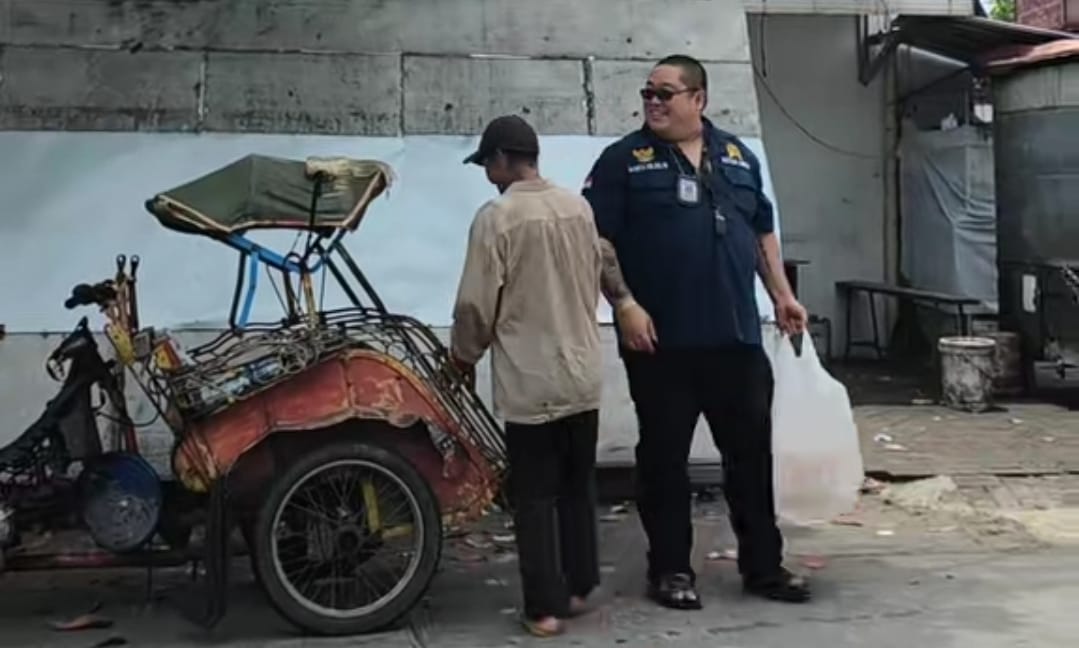 Doc. Usai menyerahkan bantuan makanan, Ketua Umum FERADI WPI Donny Andretti tampak berbincang hangat dengan warga yang menerima bantuan, menunjukkan kedekatan dan kepedulian dalam aksi sosial. (Foto Dokumentasi: FERADI WPI Official).