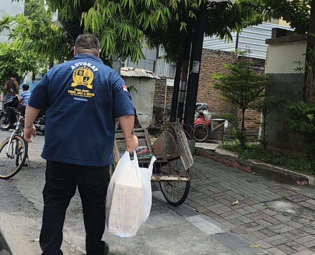 Doc. Dengan mengenakan seragam FERADI WPI, Bapak Donny Andretti melangkah menyusuri sudut jalan di Kota Semarang untuk membagikan bantuan makanan kepada warga yang membutuhkan, sebagai bagian dari komitmen organisasi dalam mendukung program sosial nasional. (Foto Dokumentasi: FERADI WPI Official).