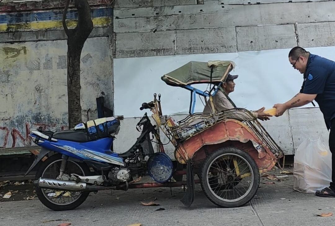 Doc, Ketua Umum FERADI WPI, Advokat Donny Andretti, S.H., S.Kom., M.Kom., C.Md., C.PFW. menyerahkan nasi bungkus kepada salah seorang warga pengguna becak motor dalam kegiatan aksi sosial di Kota Semarang, Sabtu, 5/4/2025. (Foto Dokumentasi: FERADI WPI Official).