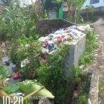 Doc. Bak sampah yang penuh dengan tumpukan sampah yang telah terbengkalai di Desa Kaduagung, Kecamatan Karangkancana. Sampah yang menumpuk tersebut menunjukkan ketidakefektifan sistem pengelolaan sampah. Kondisi ini mencerminkan pentingnya pengelolaan sampah yang efektif agar tidak menimbulkan masalah baru bagi masyarakat sekitar. (Foto Dokumentasi: Muh. Ismail).