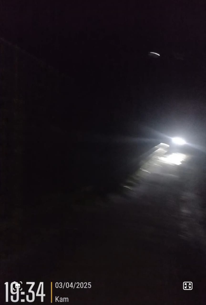 Doc. Suasana jembatan di Desa Kaduagung pada malam hari dengan penerangan jalan yang diduga tidak berfungsi dengan baik. Kondisi ini menimbulkan kekhawatiran bagi warga setempat karena area tersebut menjadi sangat gelap dan berpotensi membahayakan pengguna jalan. (Kuningan, Jawa Barat, 4/4/2025 – Foto Dokumentasi: Muh. Ismail).