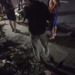 Doc. Warga memberikan pertolongan kepada pengendara sepeda motor yang mengalami kecelakaan tunggal di Jalan Jumbleng, Kecamatan Losarang, Kabupaten Indramayu, Jawa Barat, Sabtu (5/4/2025) malam sekitar pukul 21.59 WIB. Kecelakaan diduga terjadi akibat pengendara mengantuk saat berkendara dalam arus balik menuju Jakarta. (Foto Dokumentasi: Moh. Ismail).