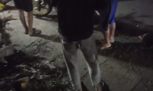 Doc. Warga memberikan pertolongan kepada pengendara sepeda motor yang mengalami kecelakaan tunggal di Jalan Jumbleng, Kecamatan Losarang, Kabupaten Indramayu, Jawa Barat, Sabtu (5/4/2025) malam sekitar pukul 21.59 WIB. Kecelakaan diduga terjadi akibat pengendara mengantuk saat berkendara dalam arus balik menuju Jakarta. (Foto Dokumentasi: Moh. Ismail).